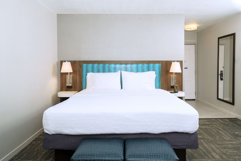 Bedroom 3, Hampton Inn Hays-North of I-70, Ellis
