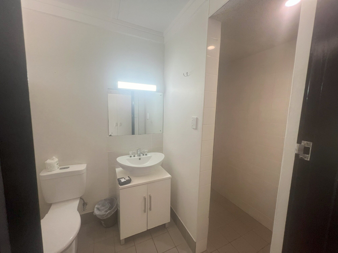 Bathroom 4, Jumbuck Motel, Longreach