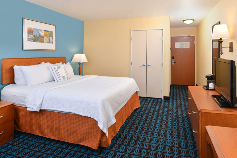 Bedroom 3, Fairfield Inn & Suites by Marriott Bloomington, McLean