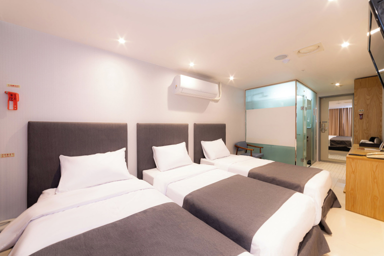 Bedroom 13