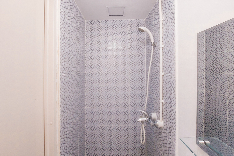 Bathroom 5, Comfort Studio Apartment Aeropolis Residence (No Kitchen) By Travelio, Tangerang