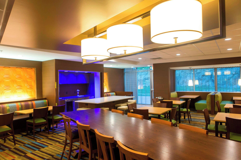 Food & Drinks 5, Fairfield Inn & Suites Cambridge, Guernsey
