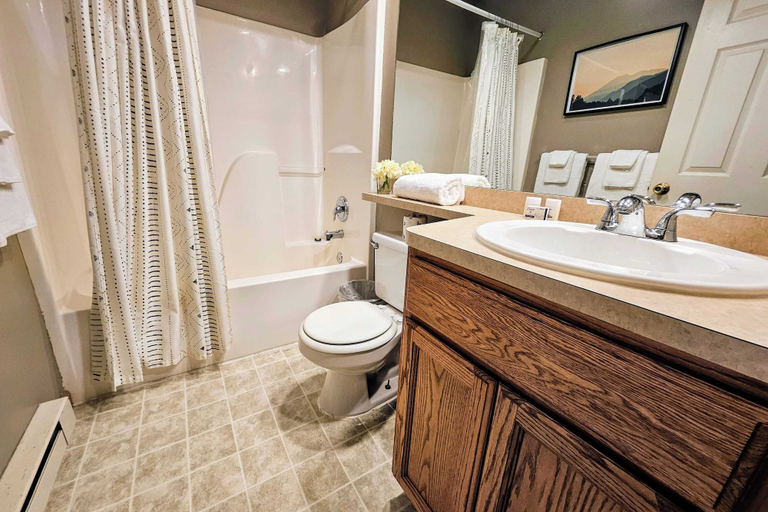 Bathroom 3, Summit Serenity by Avantstay Central Location w/ Mountain Views & Deck, Monroe