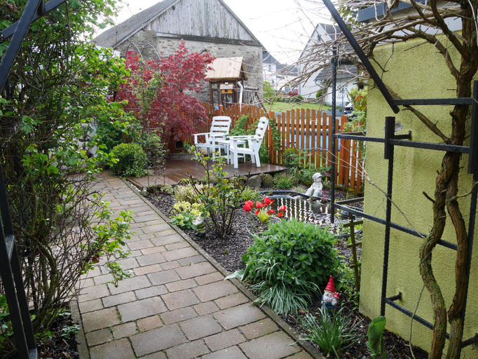 Others 5, Eva's Home, Ahrweiler