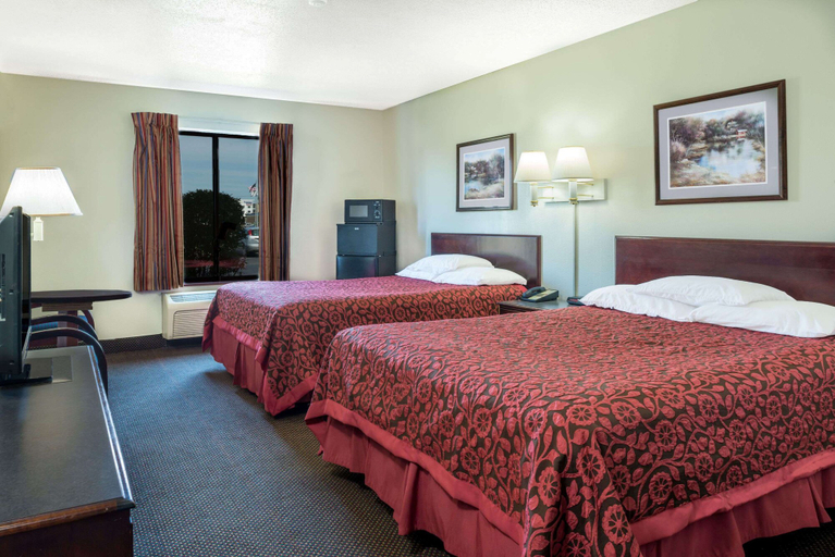 Bedroom 3, Days Inn by Wyndham Pontoon Beach, Madison
