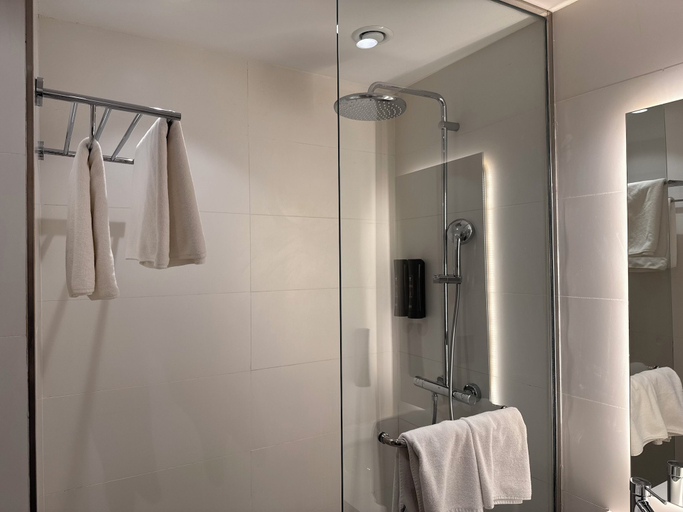 Bathroom 4, Hotel Carlton, Bab Bhar