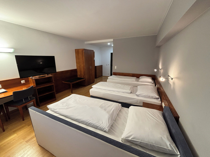 Bedroom 5, Hotel4you, Erding