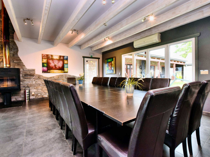 Food & Drinks 5, Beautiful Villa with Heated Outdoor Pool, Sauna, Hot Tub in Forest, Luxembourg