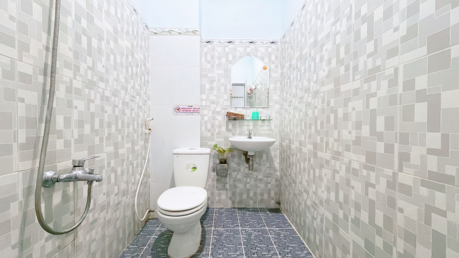 Bathroom 4, Quoc Dinh Guesthouse, Phan Thiết
