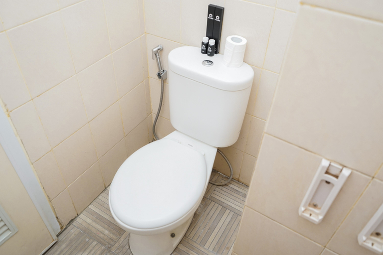 Bathroom 5, Comfy and Modern Studio at Serpong Greenview Apartment By Travelio, South Tangerang