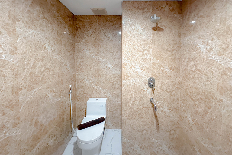 Bathroom 5, Studio Modern Style at Grand Sungkono Lagoon Apartment By Travelio, Surabaya