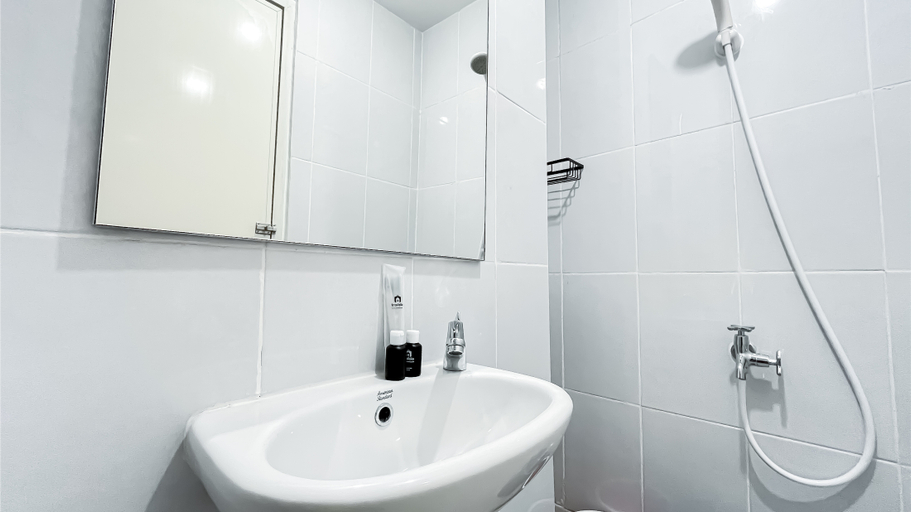 Bathroom 5, Comfort and Tidy Studio at Tokyo Riverside PIK 2 Apartment By Travelio, Tangerang