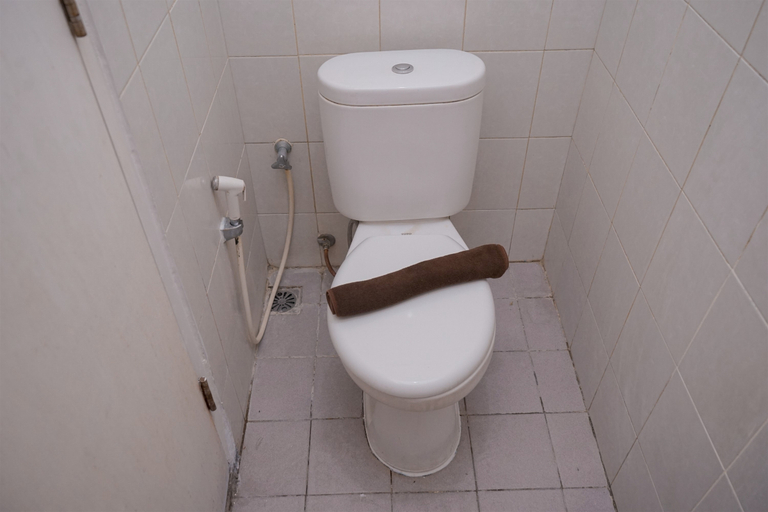 Bathroom 5, Comfortable and Warm Studio at Poris 88 Apartment By Travelio, Tangerang