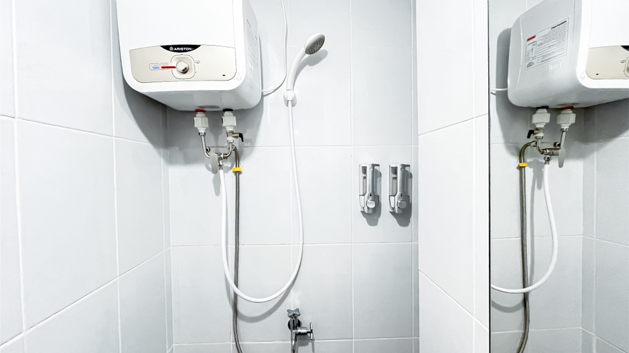 Bathroom 3, Comfort and Tidy Studio Apartment Tokyo Riverside PIK 2 By Travelio, Tangerang