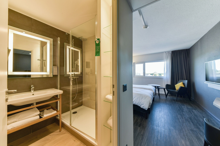 Bathroom 4, Golden Tulip Roissy Saint Witz, Val-d'Oise