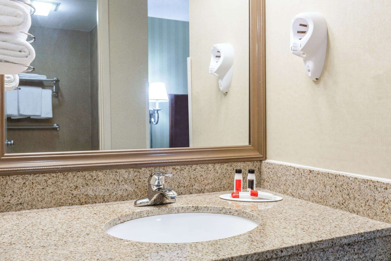 Bathroom 4, Days Inn by Wyndham Westminster, Carroll