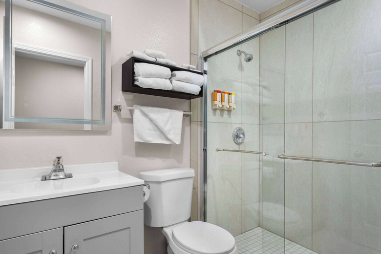 Bathroom 4, Howard Johnson by Wyndham Santa Cruz, Santa Cruz