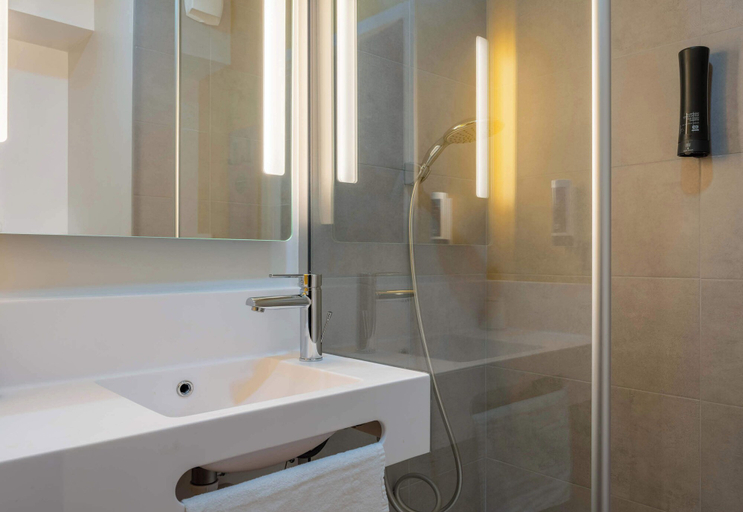 Bathroom 5, B&B Hotel Annecy Cran-Gevrier, Haute-Savoie