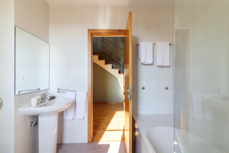 Room 2, Cl Rigos 3B in Porto, Porto