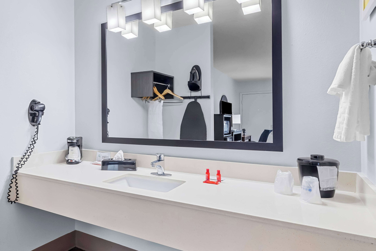 Bathroom 5, SureStay Plus by Best Western Beaumont, Jefferson