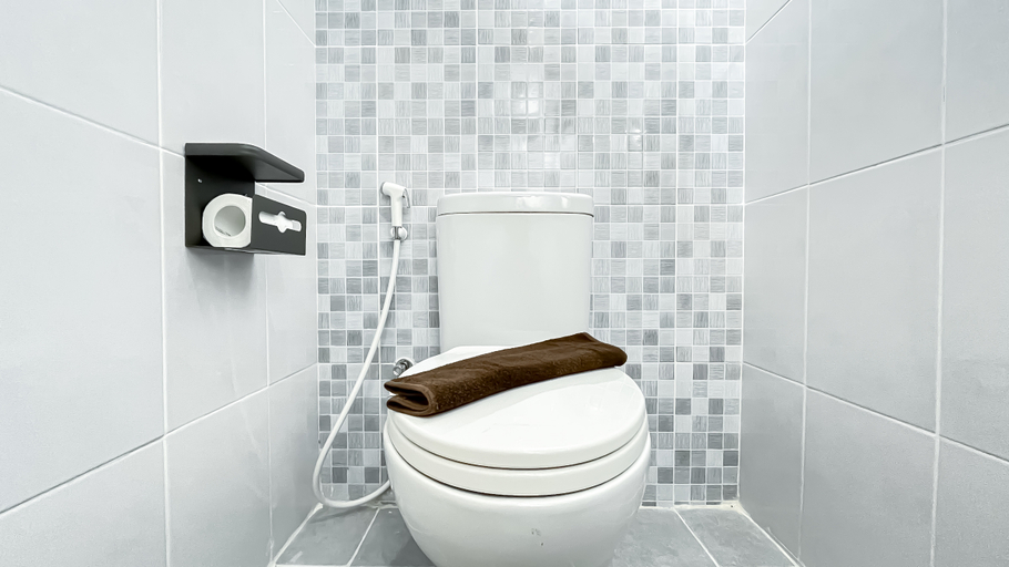 Bathroom 5, Comfort Studio Apartment Tokyo Riverside PIK 2 By Travelio, Tangerang