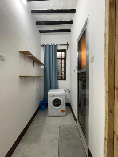 Others 5, Sadrina House, Kusini