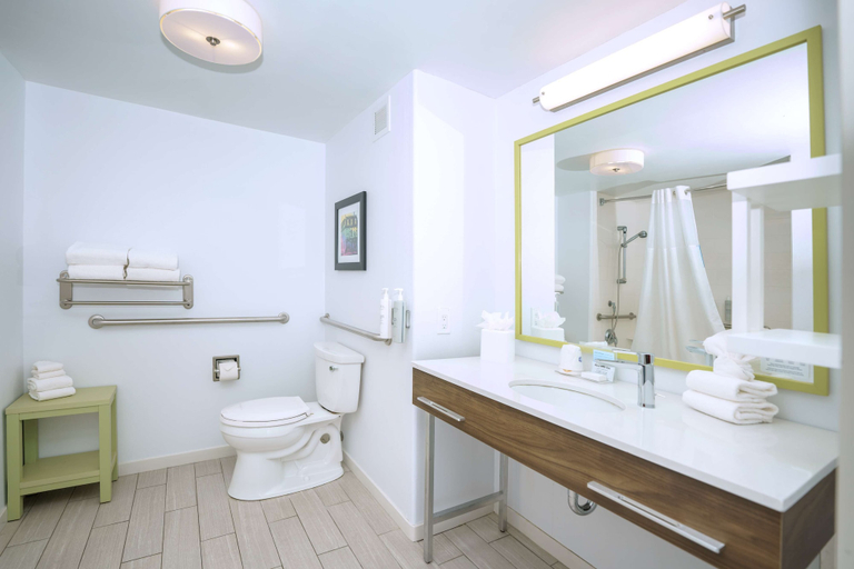 Bathroom 4, Hampton Inn Hays-North of I-70, Ellis