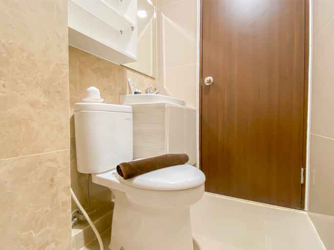 Bathroom 5, Modern Look 2BR Corner Transpark Cibubur Apartment By Travelio, Depok