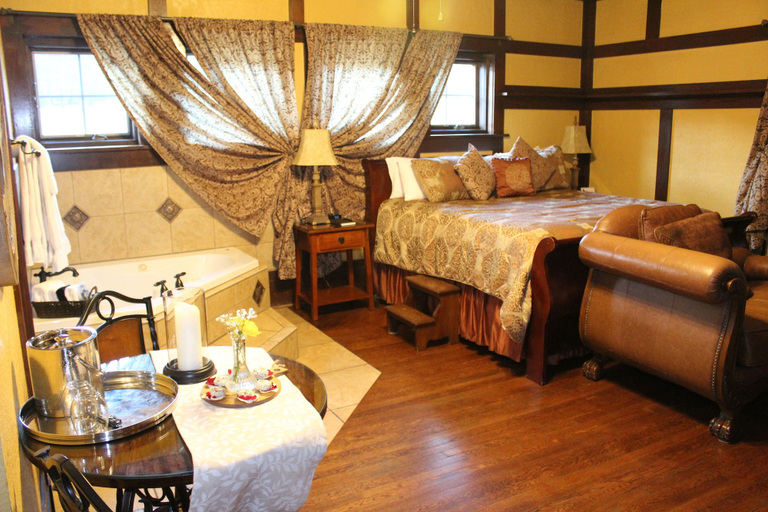 Bedroom 3, Hilltop Manor Bed and Breakfast, Garland