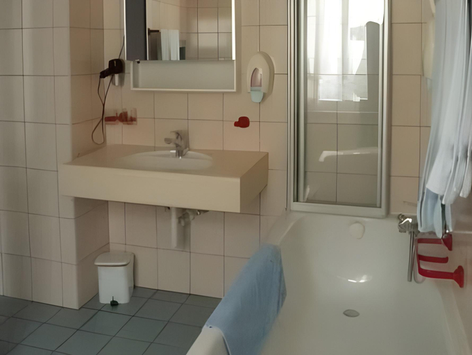 Bathroom 10