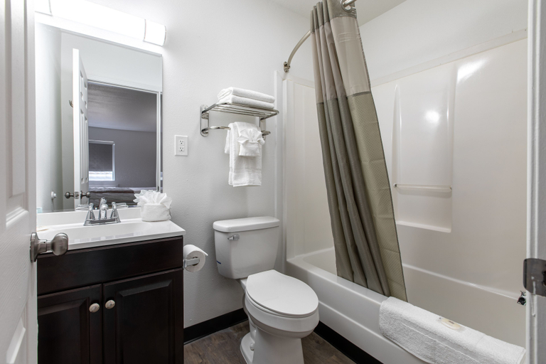 Bathroom 4, Suburban Studios Spartanburg - I-26, Spartanburg