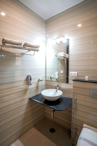 Bathroom 4, The Golden Apple, Lucknow
