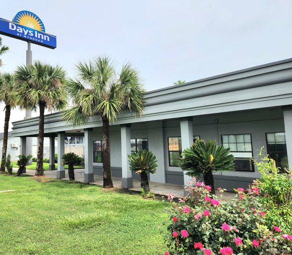 Exterior & Views 2, Days Inn by Wyndham Lake Charles, Calcasieu