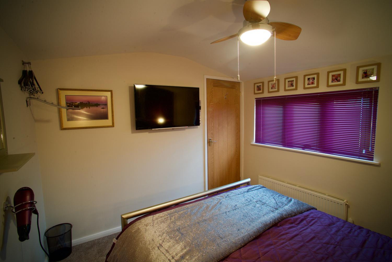 Others 2, Luxurious Rural Cabin with Hot Tub, West Sussex