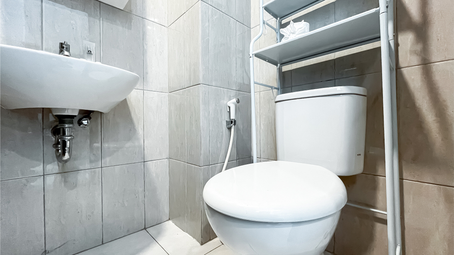 Bathroom 5, Simply Good Studio Room Citra Living Apartment By Travelio, Jakarta Barat