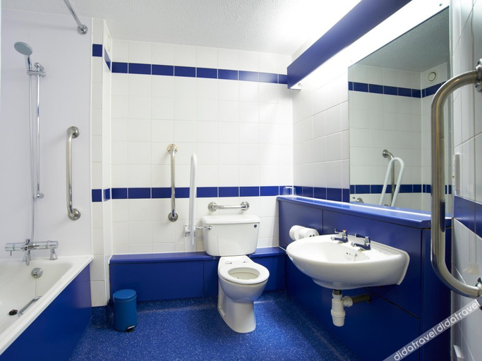 Bathroom 3, Travelodge Thame, Buckinghamshire