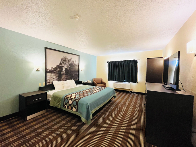 Bedroom 3, Super 8 by Wyndham Osseo WI, Trempealeau