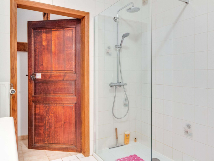 Bathroom 5, Enticing Holiday Home in Viroinval near Forest, Namur