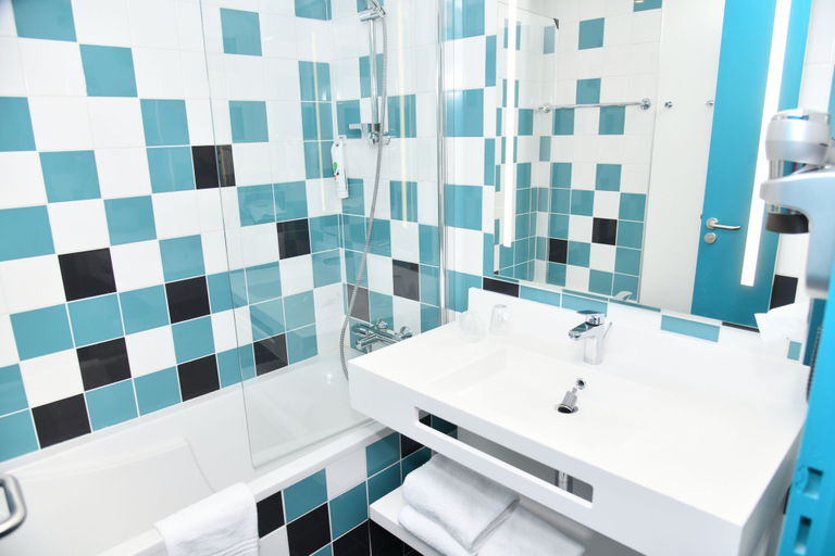 Bathroom 4, ibis Styles Avignon Sud, Vaucluse