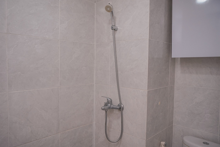 Bathroom 5, Combined and Spacious 1BR Apartment at Parkland Avenue By Travelio, Tangerang Selatan