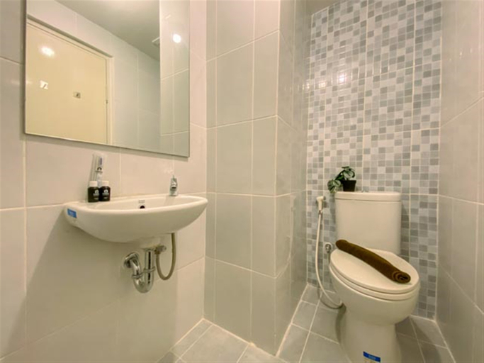 Bathroom 5, Simply and Cozy Studio Apartment Tokyo Riverside PIK 2 By Travelio, Tangerang