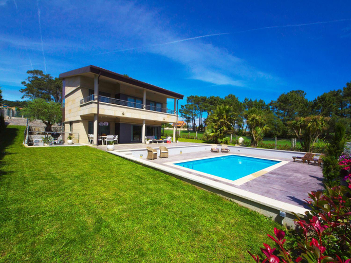 Sport & Beauty 2, Villa in Sanxenxo with Sea View Pool, Pontevedra