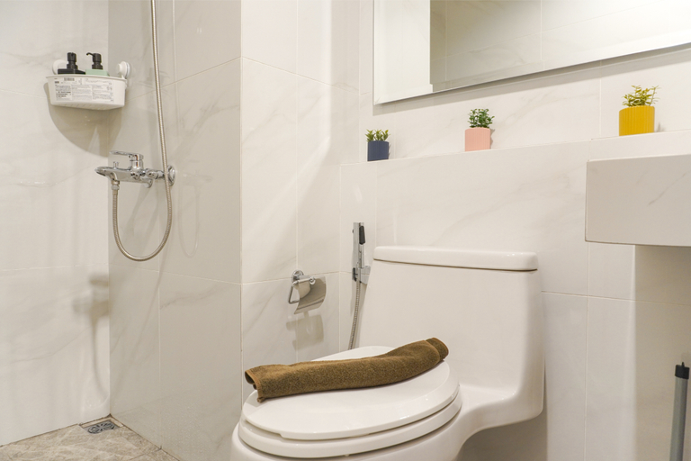Bathroom 5, Cozy and Elegant Studio The Smith Alam Sutera Apartment By Travelio, Tangerang