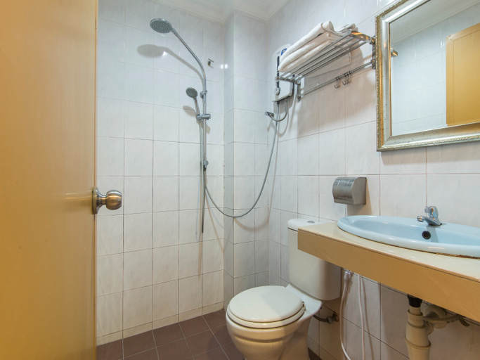 Bathroom 3, Super OYO 761 City Hotel, Kuala Lumpur