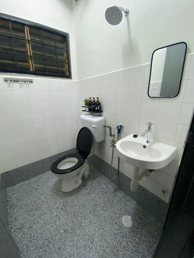 Bathroom 2, Cempaka Hijau Homestay - FREE Wifi - 3 Bedrooms, Hulu Selangor