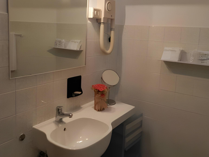 Bathroom 12
