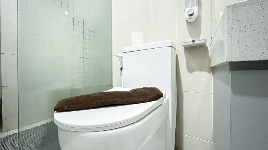 Bathroom 5, Nice and Comfortable 2BR Apartment at Daan Mogot City By Travelio, Jakarta Barat