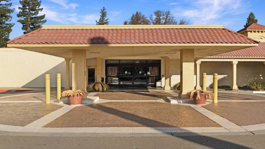 Exterior & Views 2, Howard Johnson by Wyndham Sacramento Downtown, Sacramento