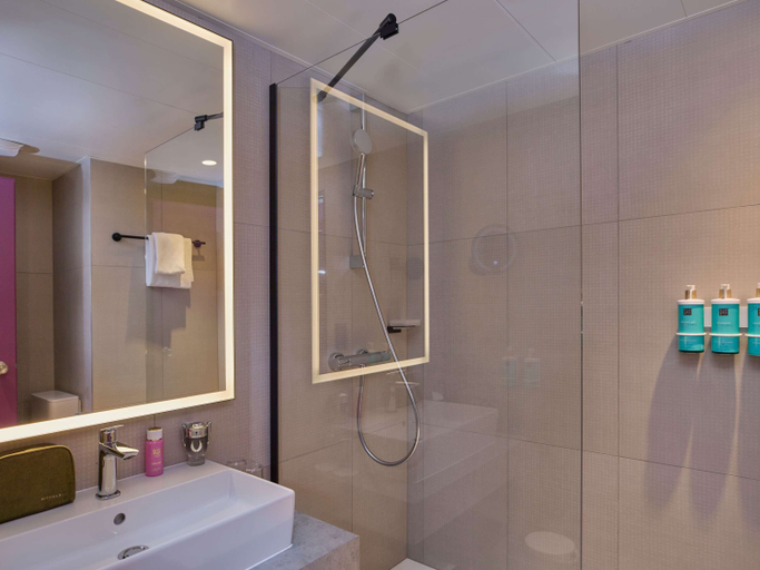 Bathroom 14