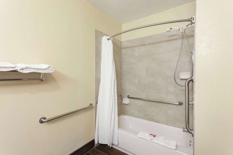 Bathroom 4, HomePointe Inn & Suites, Kern